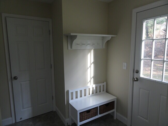 Building Photo - 9 Briarwood Dr