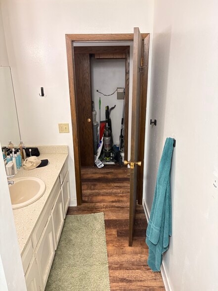 Building Photo - 2076 Chateau Ct