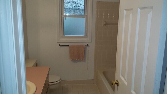 Building Photo - 456 Essex Dr