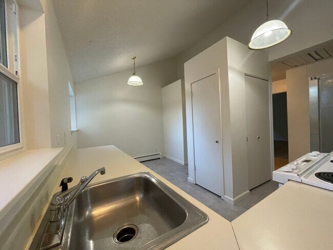 Building Photo - 2 bed 2 bath available now!