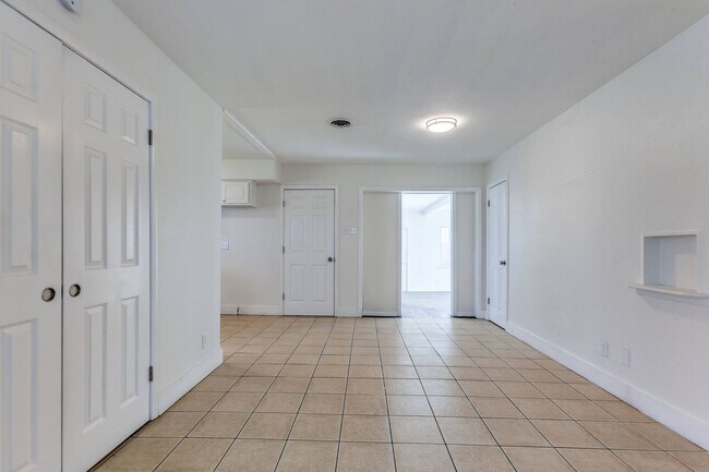 Building Photo - Spacious 4 Bed 2 Bath Home with Stainless Steel Appliacnes