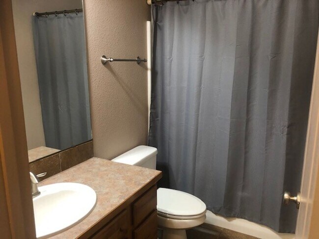 Building Photo - Beautiful home close to HAFB and town.