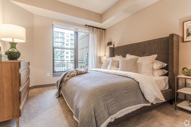 Building Photo - Luxury & Convenience in Houston!