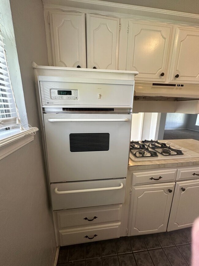 Building Photo - 4844 Woodview Dr