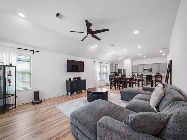 Building Photo - 6210 Glenwick Park Rd