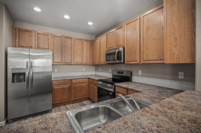 Building Photo - Beautiful 2 Bedroom End-Unit Townhouse in Montarbor Villas w/ Mountain Views