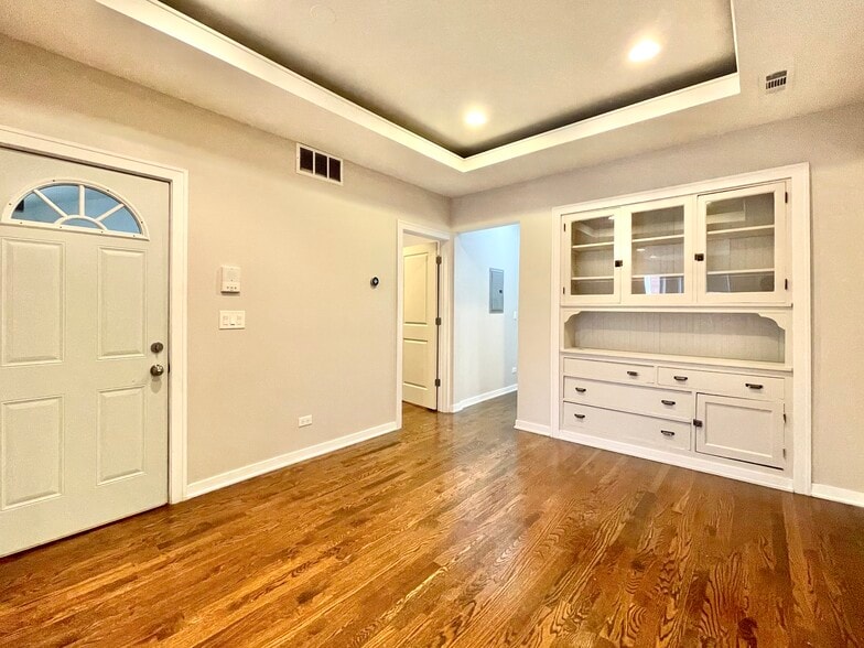 Building Photo - 3342 W Beach Ave