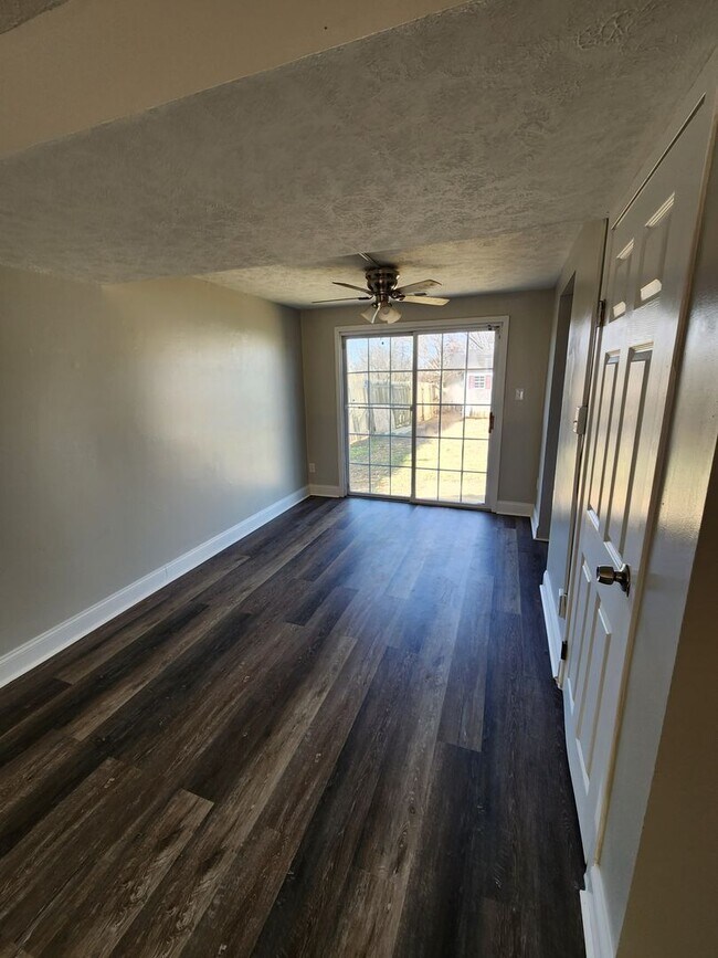 Building Photo - 121 Mallard Ct