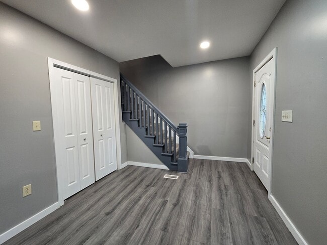 Building Photo - Updated 3br house!!