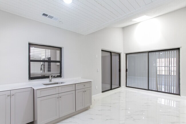 Building Photo - 6349 Oak Meadow Bend