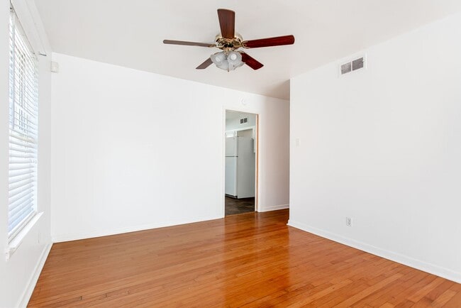 Building Photo - 3-bedroom, 2-bath home with 2-car garage in Casa View