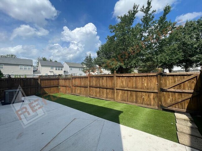 Building Photo - Fresh Paint - Lovely 3 Bedroom, 2.5 Bath T...