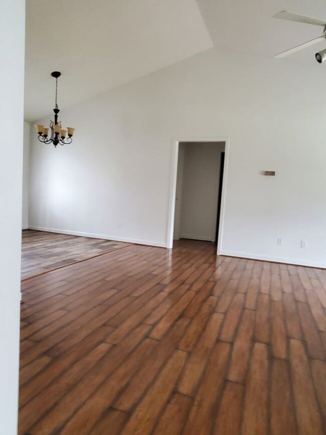 Building Photo - Ready to move in!