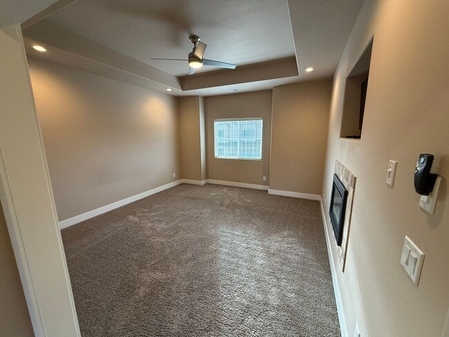 Building Photo - Nice 4bed/2.5 Bath Home, Gas Range