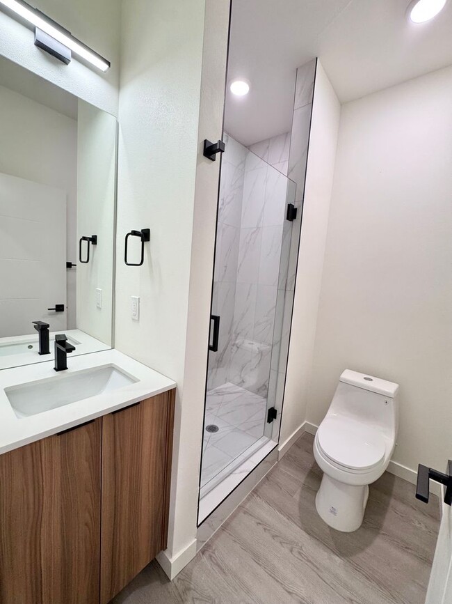 Building Photo - *1 MONTH FREE RENT* A 2bd/2bath Modern Tow...