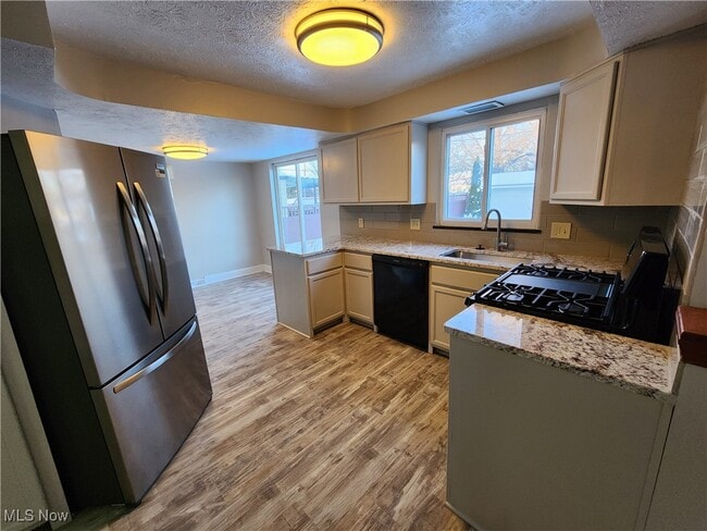 Building Photo - 2452 Bromley Rd