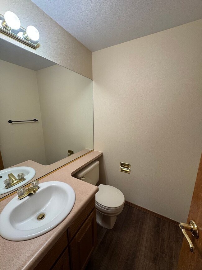 Building Photo - Charming 5 Bed 3 Bath House - MOVE IN SPECIAL - 1/2 Off First Months rent