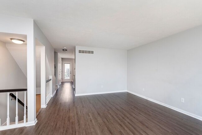 Building Photo - Spacious Updated 2 Bedroom Townhome in Bea...