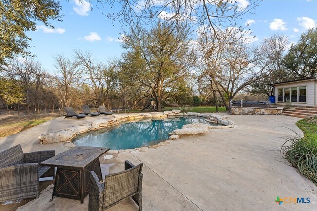 Building Photo - 1060 Great Oaks Dr