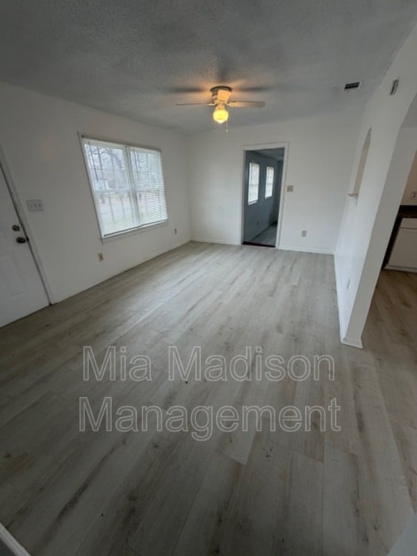 Building Photo - 1518 Heron St