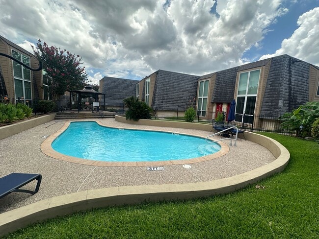 Building Photo - For Lease | 2 Bed, 2 Bath |863 Sq Ft | Wim...