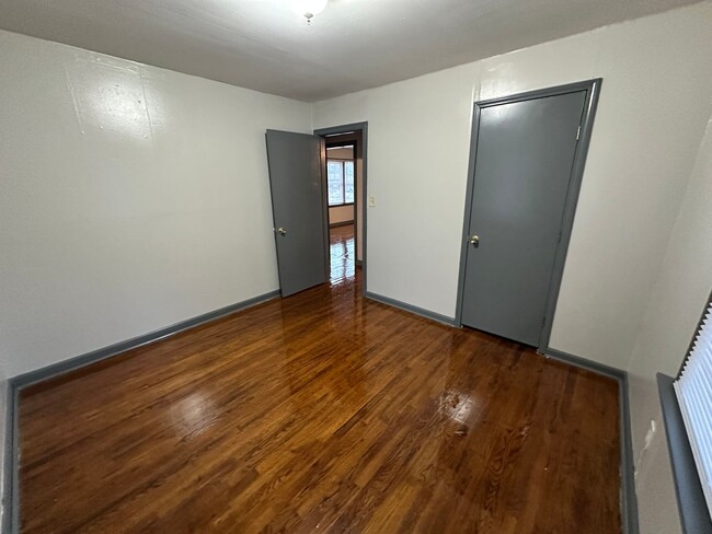 Building Photo - Move -in Special: Charming 3-Bedroom, 1-Ba...