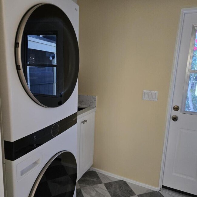 Building Photo - 901 A Ave