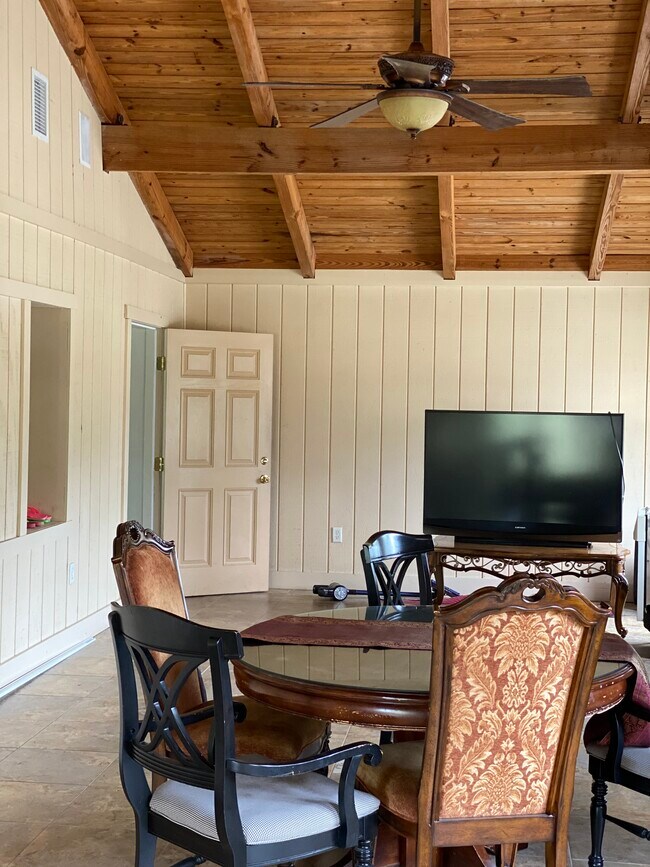 Main entry way - 160 Stanford Dr