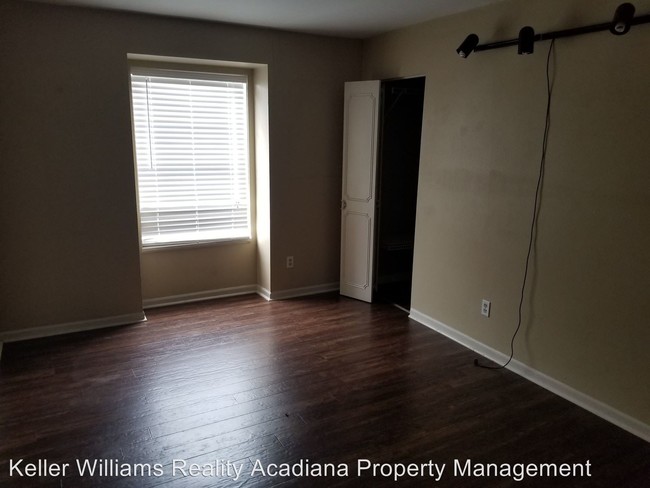 Building Photo - 2 br, 1 bath House - 211 Versailles Unit 10