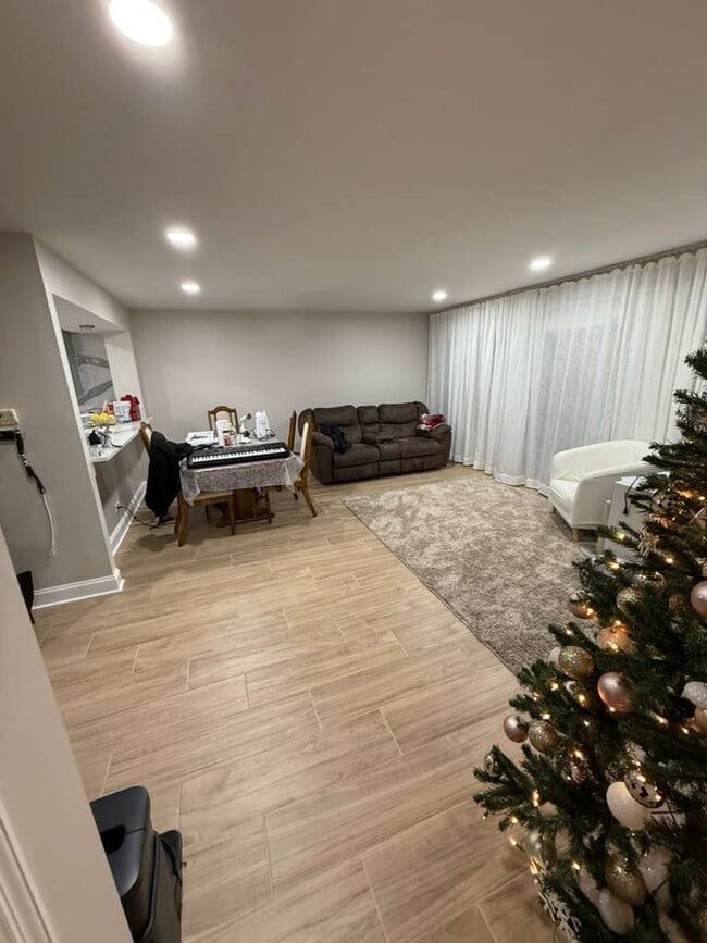 Building Photo - 257 Doral Ct