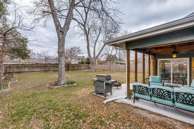 Building Photo - 2209 Fair Oaks Dr