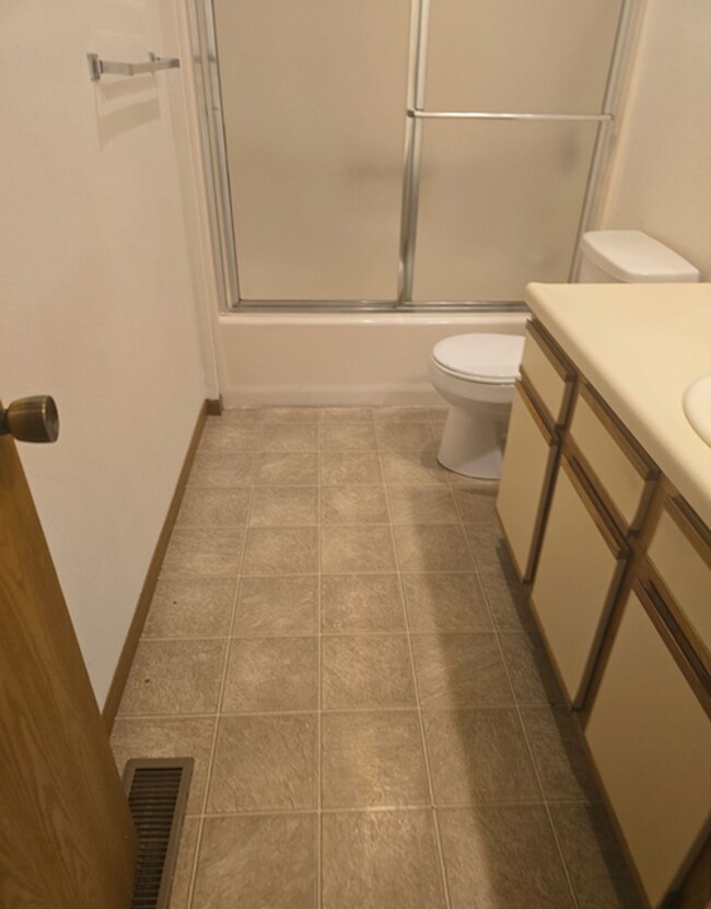 Building Photo - Great 3 Bed 2 Bath 2 Car Garage Flat Duplex- Pets ok!