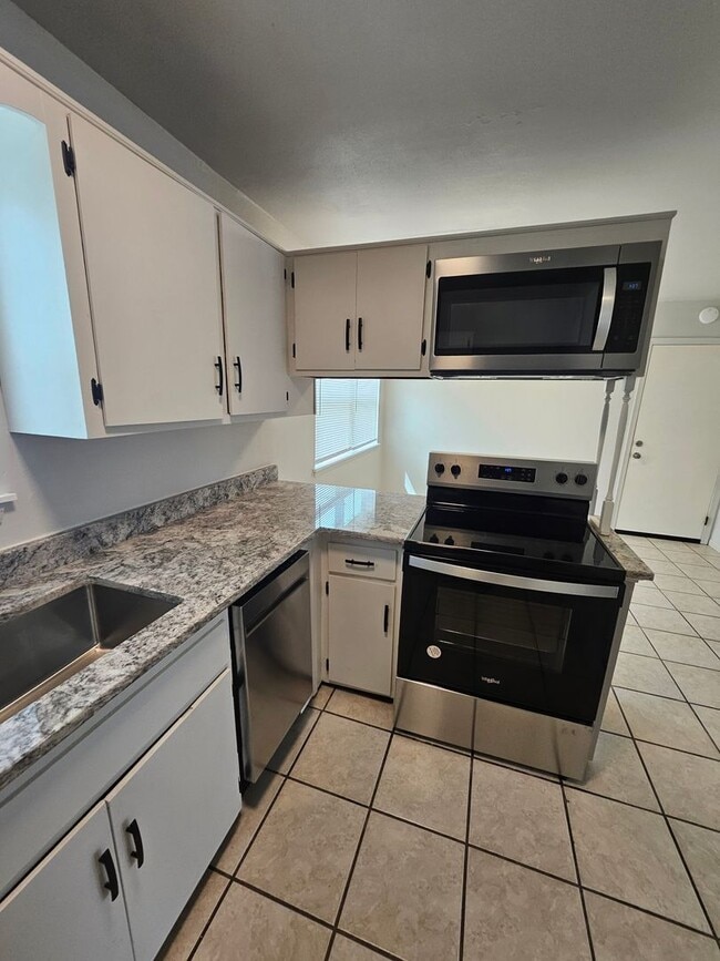 Building Photo - 3 bed, 1.5 bath in a great location! Fenced in yard!