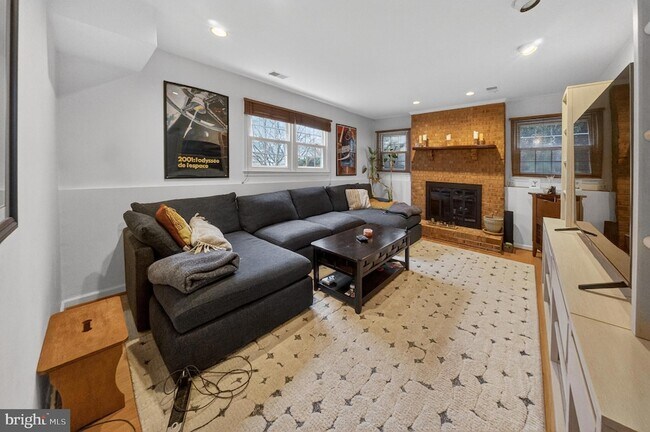 Building Photo - 1726 Glastonberry Rd