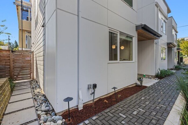 Building Photo - Stunning Othello Park Designer Townhome wi...