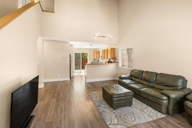Building Photo - 306 Golden Valley Dr