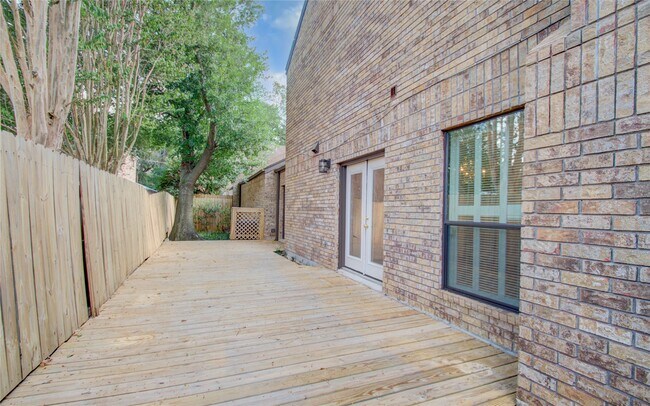 Building Photo - 6 Town Oaks Pl