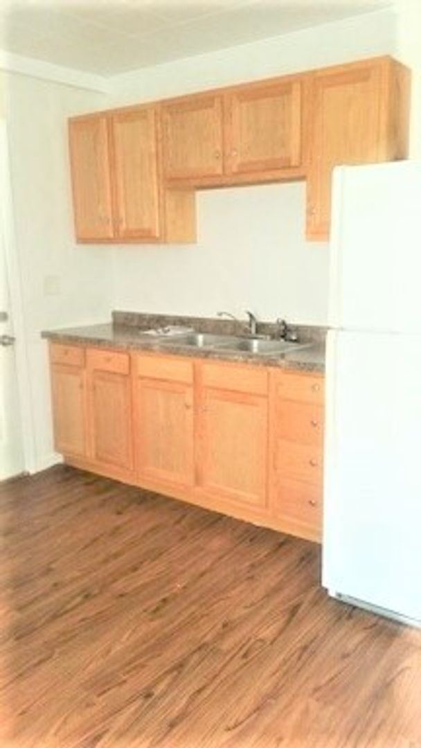 Building Photo - Charming 2 bed house Now Renting Feb. 1 Mo...