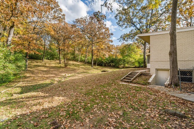 Building Photo - Gorgeous 5 bedroom, 2.5 bath House on a .88 Acre Lot in Fort Smith!