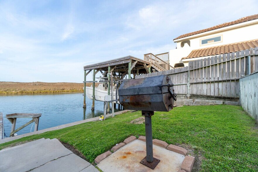 Building Photo - 14898 Granada Dr