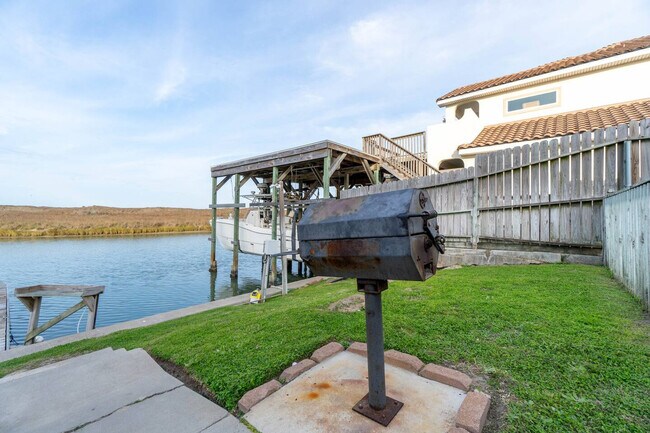 Building Photo - 14898 Granada Dr