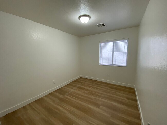 Building Photo - 4 Bed/2.5 Bath - Remodeled
