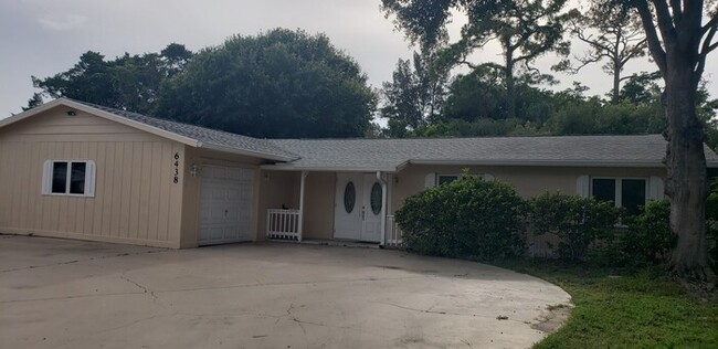 Primary Photo - Gulf Gate Beauty