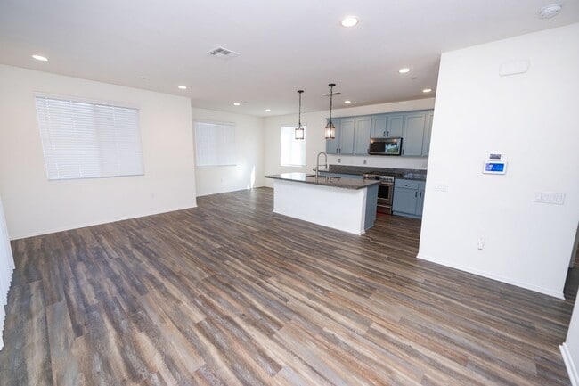 Building Photo - Amazing 3 Bedroom Condo available now! Totally loaded unit, schedule a tour today!
