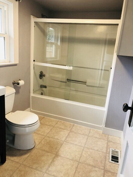 main floor bathroom - 5336 SE 44th Ave