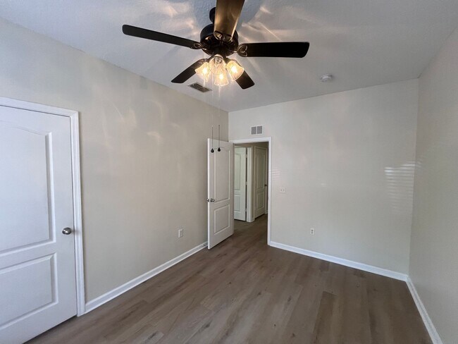 Building Photo - 8819 Villa View Cir