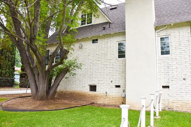 Building Photo - 8325 La Bajada Ave