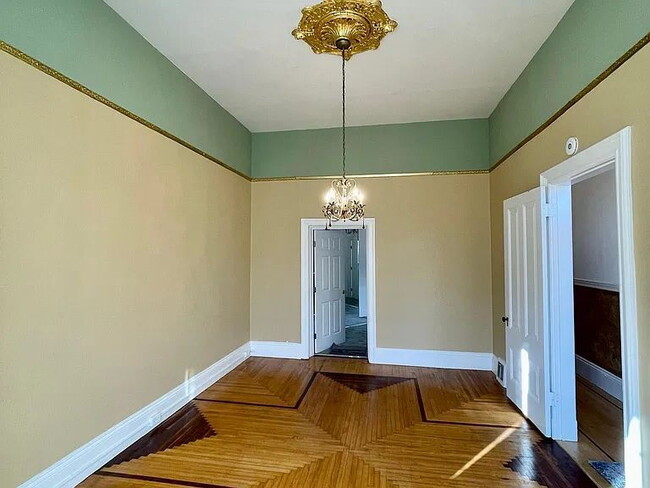 Building Photo - "Charming 2-Bed, 2-Bath Haven in the Heart of San Francisco!"
