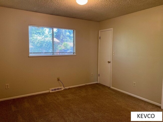 Building Photo - Incredible House and Yard!