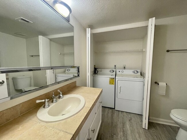 Building Photo - AVAILABLE NOW!!! 2 Bedroom 2 Bathroom Remo...